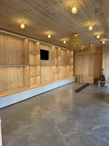 Installation d'éclairages dans un espace intérieur en bois