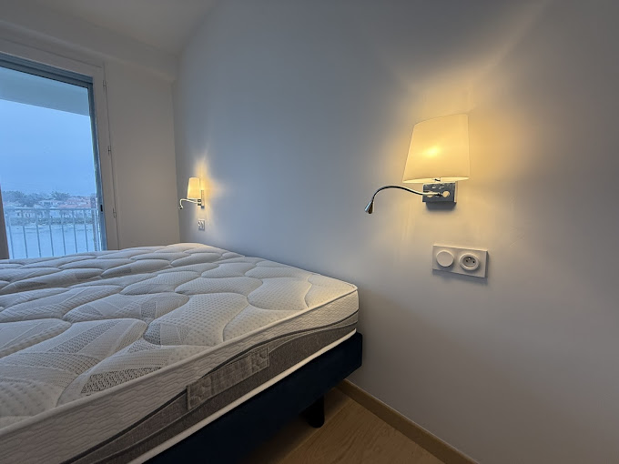 Appliques murales et prises installées dans une chambre